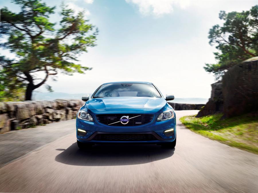  Volvo V60 Plug-In Hybrid R-Design 2014 года  (фото 7 из 15)